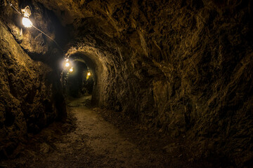 kamienne przejście przez gó®ski tunel - obrazy, fototapety, plakaty