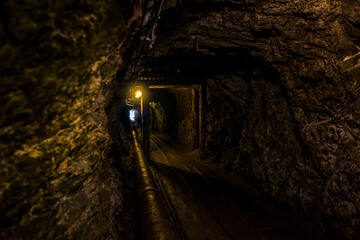 podziemny tunel w starej kopalni - obrazy, fototapety, plakaty