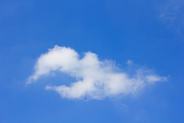 Obraz na płótnie Canvas 青空にポッカリ浮いた白い雲