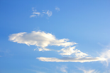 青空にポッカリ浮いた白い雲