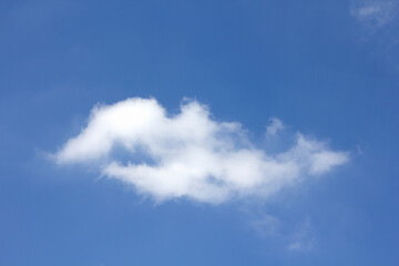 青空にポッカリ浮いた白い雲