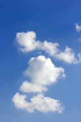 青空にポッカリ浮いた白い雲