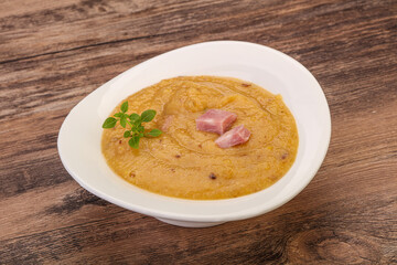 Peas cream soup with smoked ribs