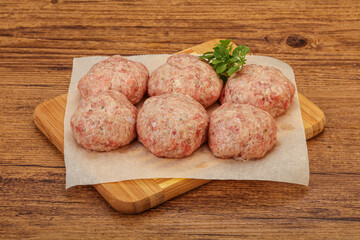 Raw turkey meatball for cooking