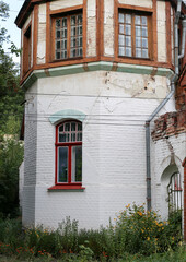 Fototapeta na wymiar old house with windows and flowers