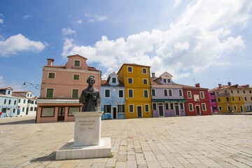 Piazza di Burano: palazzi colorati