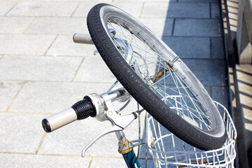 スペアタイヤを前カゴに積んだ自転車