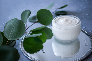 美容クリームとユーカリの葉　ナチュラルな化粧品イメージ素材