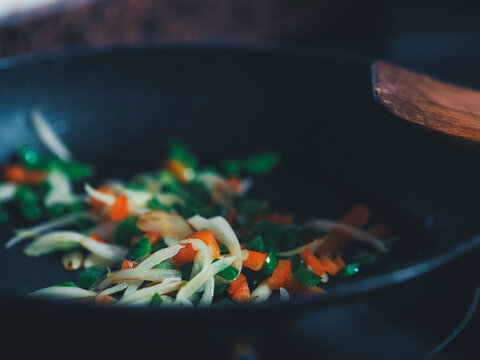Cocinando sofrito en sart&eacute;n para hacer una pizza