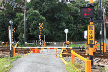 遮断機が降りた田舎の踏切