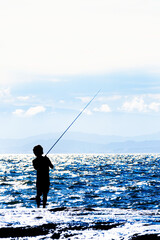 【シルエット】岩場での釣り風景