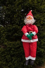 P&egrave;re No&euml;l d&eacute;coration grandeur nature avec fond blanc texture neige et sapin pour carte de v&oelig;ux joyeux No&euml;l