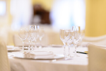 Particolare di un tavolo rotondo elegantemente apparecchiato per il pranzo di nozze - 384788152