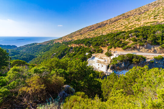 Kirche in einem Felstal mit Blick zum Meer auf der griechischen Insel Kythira