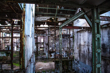 Interior de estructura metálica de varios niveles de fabrica abandonada
