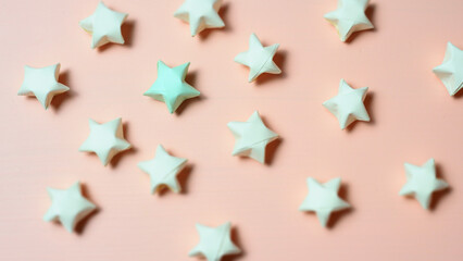 Paper stars Yellow background picture pink.