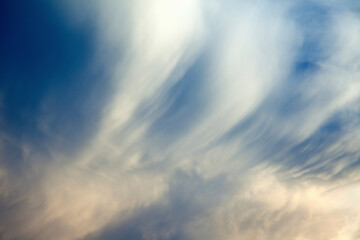 風に流れる入道雲