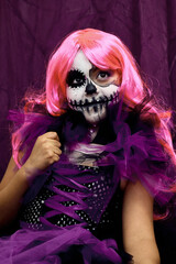 niña con maquillaje para halloween, colores purpura, catrina dia de los muertos