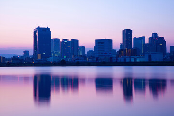 大阪淀川に映る北区のビル群