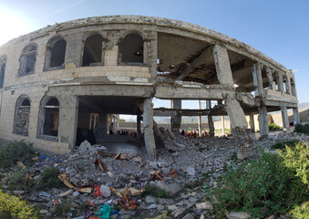 Obraz premium A Yemeni school destroyed by the war in the city of Taiz, Yemen