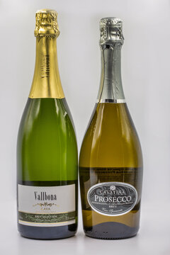 Spanish Vallbona Cava and Italian Cavatino Prosecco brut bottles closeup