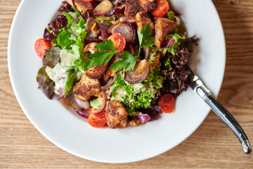 Frischer Salat mit gebratenem Huhn Pute Fleisch 