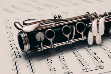 Obraz premium Close-up of musical notes and clarinet.