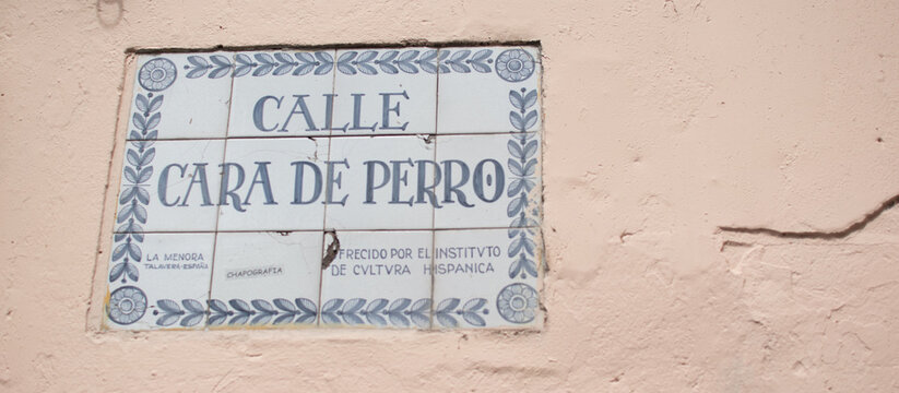 Cartel artistico con nombre de calle en Bogota