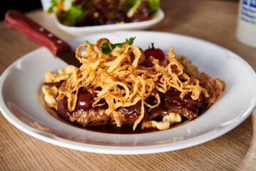 Zwiebelrostbraten Roastbeef mit ZWiebeln und Soße