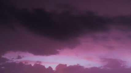 Fototapeta na wymiar Magnifique ciel rose nacré, étant apparu suite au passage d'un orage en fin de vie