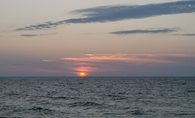 Obraz premium sunset over the baltic sea at curonian spit, kaliningrad region, russia