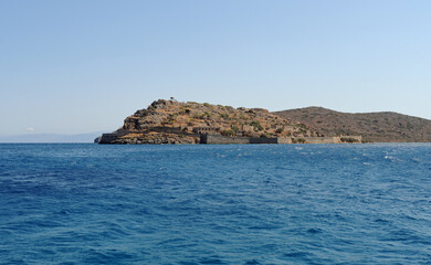 Fototapeta na wymiar La forteresse de Spinalonga à Élounda en Crète