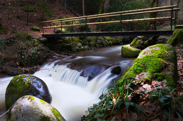 Langzeitbelichtung eine wunderschönen Wasserfall 