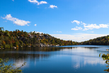 Obraz premium autumn landscape with lake