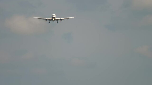 Airliner approaching for landing
