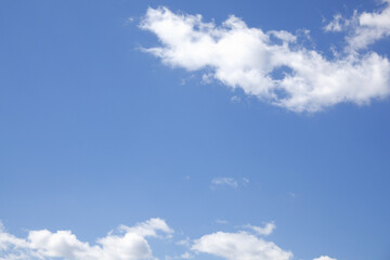 澄みきった秋空と白い雲