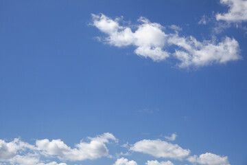 澄みきった秋空と白い雲