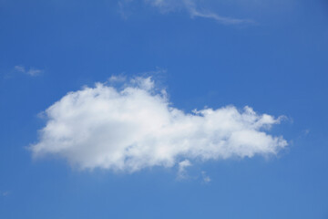 澄みきった秋空と白い雲