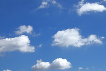 澄みきった秋空と白い雲