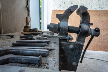Schraubstock in einer Steinmetz Werstatt