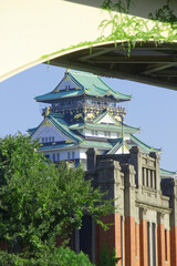 大坂橋の橋桁から覗く大阪城天守閣