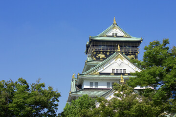 大阪城の天守閣と青空