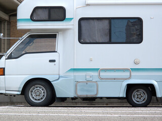 駐車場に停めたキャンピングカー