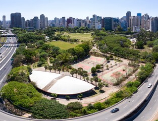 Vista aérea da vida urbana em São Paulo.
Parque do Povo.
