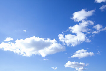 秋空にぽっかり浮いた白い雲