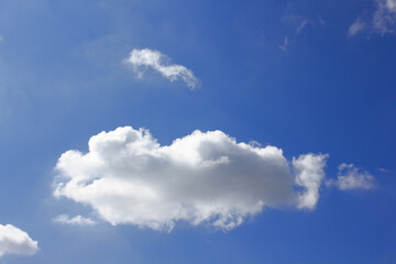 秋空にぽっかり浮いた白い雲