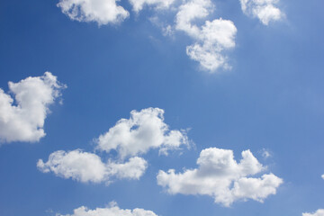 Obraz na płótnie Canvas 秋空にぽっかり浮いた白い雲