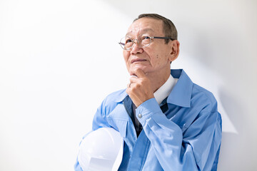 作業着のシニア男性