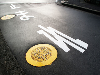 夜明けの住宅街の生活道路の交差点