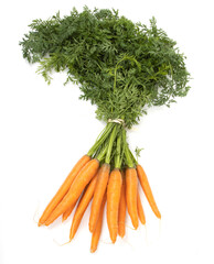 Carottes fanes extra fraîches sur fond blanc
